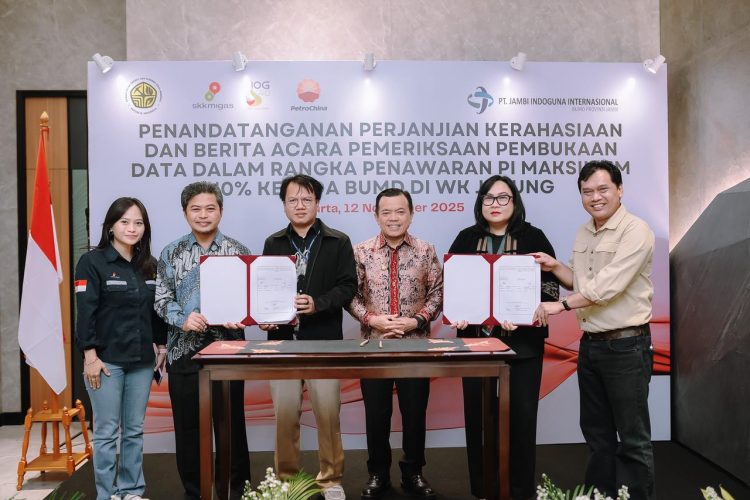 Gubernur Jambi Al Haris menyaksikan penandatanganan Perjanjian Kerahasiaan antara PetroChina International Jabung Ltd. dan PT Jambi Indoguna Internasional sebagai bagian dari proses pembukaan data PI 10 persen WK Jabung. (Dok. Humas)