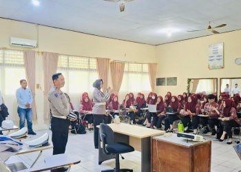 Petugas Ditlantas Polda Jambi memberikan penyuluhan keselamatan berkendara kepada mahasiswa Poltekkes Kemenkes Jambi dalam program Police Goes to Campus, Kamis (20/11/2025). (dok, Nahar)