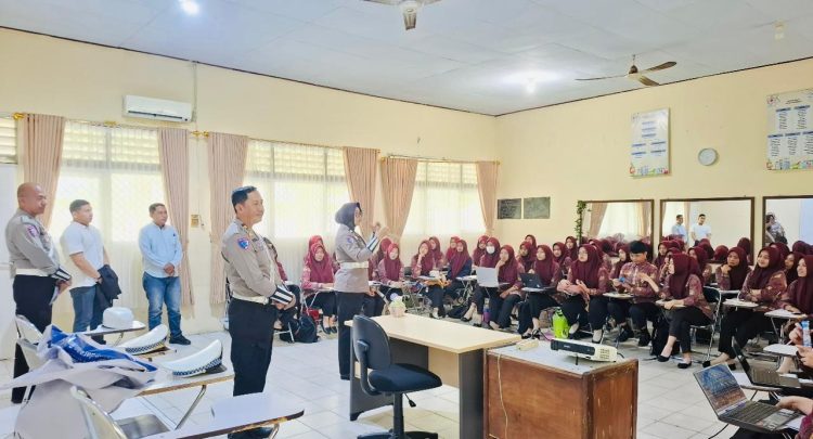 Petugas Ditlantas Polda Jambi memberikan penyuluhan keselamatan berkendara kepada mahasiswa Poltekkes Kemenkes Jambi dalam program Police Goes to Campus, Kamis (20/11/2025). (dok, Nahar)