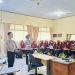 Petugas Ditlantas Polda Jambi memberikan penyuluhan keselamatan berkendara kepada mahasiswa Poltekkes Kemenkes Jambi dalam program Police Goes to Campus, Kamis (20/11/2025). (dok, Nahar)
