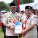 Sekda Provinsi Jambi, Sudirman, menerima buku laporan Gerakan Pramuka Kwartir Daerah Jambi dalam rangkaian Apel Besar Hari Pramuka ke-64 di Tanjung Jabung Timur, Rabu (19/11/2025). (Dok. Daus)