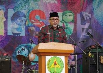 Sekda Provinsi Jambi Dr. H. Sudirman menyampaikan sambutan pada Pentas Seni SMA Adhyaksa I Jambi Tahun Ajaran 2025/2026, Kamis (20/11/2025). (Dok. Stepanus)