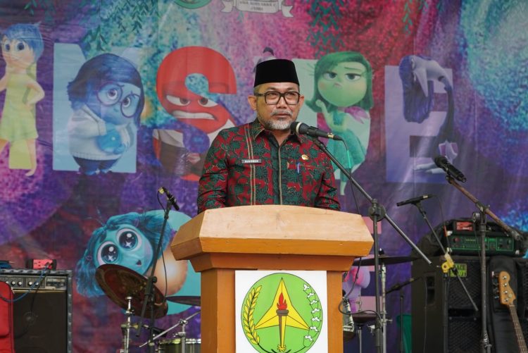 Sekda Provinsi Jambi Dr. H. Sudirman menyampaikan sambutan pada Pentas Seni SMA Adhyaksa I Jambi Tahun Ajaran 2025/2026, Kamis (20/11/2025). (Dok. Stepanus)
