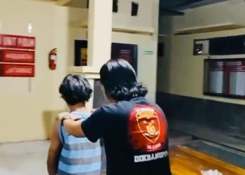 Anggota  kepolisian mengamankan seorang terduga pelaku pencurian kendaraan bermotor di Mapolsek Tebo Ulu, Kabupaten Tebo, Kamis (20/11/2025). (Dok. Humas)
