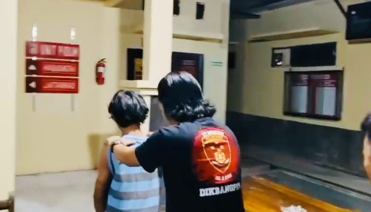 Anggota kepolisian mengamankan seorang terduga pelaku pencurian kendaraan bermotor di Mapolsek Tebo Ulu, Kabupaten Tebo, Kamis (20/11/2025). (Dok. Humas)