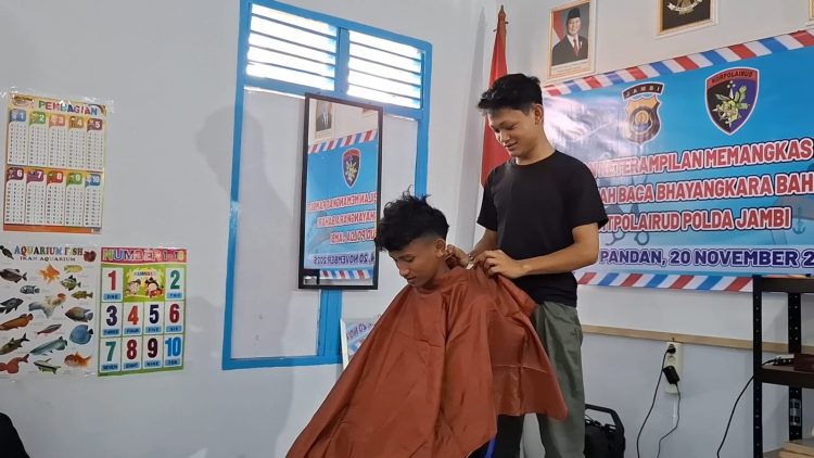 Seorang instruktur memberikan pelatihan teknik memangkas rambut kepada remaja Pulau Pandan dalam kegiatan pembinaan masyarakat di Rumah Baca Bhayangkara Bahari, Rabu (20/11/2025). (Dok,. Nahar)