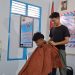 Seorang instruktur memberikan pelatihan teknik memangkas rambut kepada remaja Pulau Pandan dalam kegiatan pembinaan masyarakat di Rumah Baca Bhayangkara Bahari, Rabu (20/11/2025). (Dok,. Nahar)