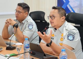 Direktur Kepatuhan dan Manajemen Risiko Jasa Raharja, Harwan Muldidarmawan, menyampaikan paparan dalam kegiatan pembinaan dan asesmen GCG di Kanwil NTT. (Dok. Humas JR Jambi)