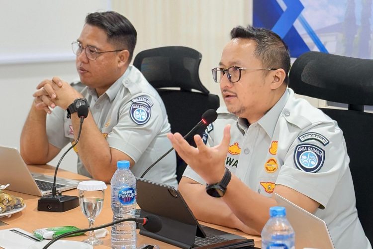 Direktur Kepatuhan dan Manajemen Risiko Jasa Raharja, Harwan Muldidarmawan, menyampaikan paparan dalam kegiatan pembinaan dan asesmen GCG di Kanwil NTT. (Dok. Humas JR Jambi)