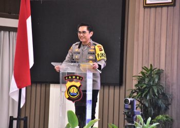 Kapolda Jambi Irjen Pol Krisno H. Siregar memberikan arahan pada Sosialisasi Perlindungan Konsumen bersama OJK Jambi, Kamis (20/11/2025). (Dok. Humas Polda Jambi)