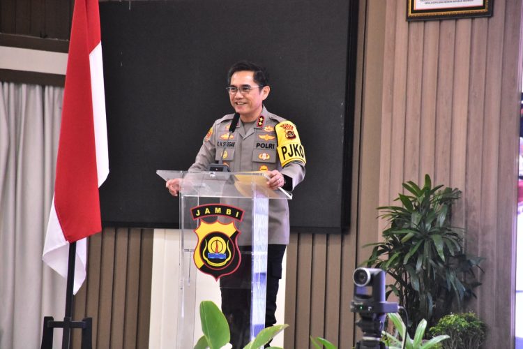 Kapolda Jambi Irjen Pol Krisno H. Siregar memberikan arahan pada Sosialisasi Perlindungan Konsumen bersama OJK Jambi, Kamis (20/11/2025). (Dok. Humas Polda Jambi)