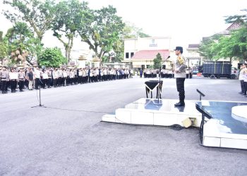 Kapolda Jambi Irjen Pol Krisno H. Siregar memimpin Apel Pengukuhan Keluarga Asuh Polda Jambi di Lapangan Hitam Mapolda Jambi. (Dok. Nahar)