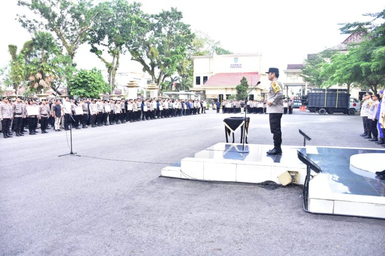 Kapolda Jambi Irjen Pol Krisno H. Siregar memimpin Apel Pengukuhan Keluarga Asuh Polda Jambi di Lapangan Hitam Mapolda Jambi. (Dok. Nahar)