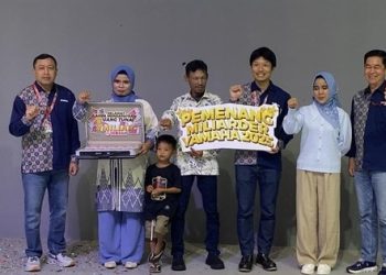 Chief Yamaha DDS Jambi, Norman (kedua dari kanan), menyerahkan simbolis hadiah kepada pemenang program “Miliarder Yamaha 2025” di Jambi, Jumat (21/11/2025) (Dok. Daus)