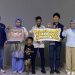 Chief Yamaha DDS Jambi, Norman (kedua dari kanan), menyerahkan simbolis hadiah kepada pemenang program “Miliarder Yamaha 2025” di Jambi, Jumat (21/11/2025) (Dok. Daus)