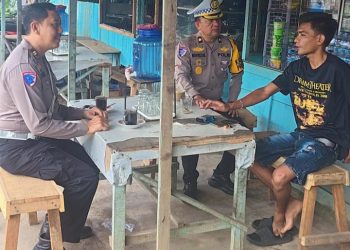 Petugas Ditlantas Polda Jambi berbincang dengan sopir truk angkutan barang di Terminal Talang Gulo, Kota Jambi, dalam program “Polantas Menyapa”, Jumat (21/11/2025). (Dok . Nahar)