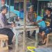 Petugas Ditlantas Polda Jambi berbincang dengan sopir truk angkutan barang di Terminal Talang Gulo, Kota Jambi, dalam program “Polantas Menyapa”, Jumat (21/11/2025). (Dok . Nahar)