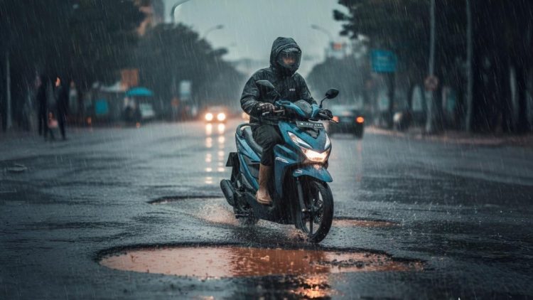 Ilustarsi pengendara sepeda motor melintasi jalan berlubang di tengah hujan deras. (Dok. Sinsen)