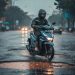 Ilustarsi pengendara sepeda motor melintasi jalan berlubang di tengah hujan deras. (Dok. Sinsen)