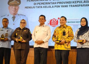 Gubernur Kepulauan Riau Ansar Ahmad (tengah) berfoto bersama sejumlah pejabat usai membuka Rapat Koordinasi Pengawasan Daerah (Rakorwasda) APIP di Hotel Aston Residence, Batam, Kamis (20/11/2025). (Dok. Kominfo)