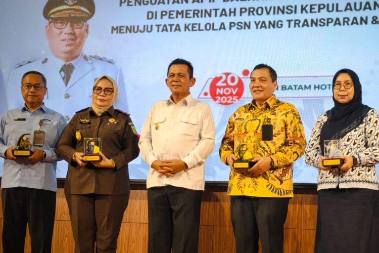 Gubernur Kepulauan Riau Ansar Ahmad (tengah) berfoto bersama sejumlah pejabat usai membuka Rapat Koordinasi Pengawasan Daerah (Rakorwasda) APIP di Hotel Aston Residence, Batam, Kamis (20/11/2025). (Dok. Kominfo)
