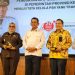Gubernur Kepulauan Riau Ansar Ahmad (tengah) berfoto bersama sejumlah pejabat usai membuka Rapat Koordinasi Pengawasan Daerah (Rakorwasda) APIP di Hotel Aston Residence, Batam, Kamis (20/11/2025). (Dok. Kominfo)