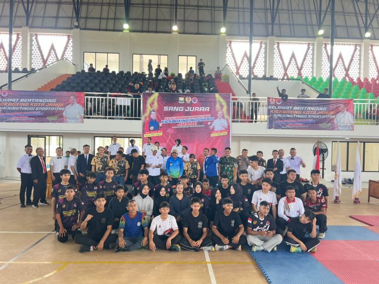 Ketua Umum KONI Jambi AKBP Mat Sanusi bersama Bupati Tanjung Jabung Barat H. Anwar Sadat, Ketua Pengprov KBI Jambi Drs. Faisal, M.Si, dan para atlet berfoto bersama usai pembukaan Kejurprov Kickboxing Indonesia Jambi di GOR Kuala Tungkal, Jumat (21/11/2025). (Dok. Stepanus)