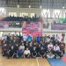 Ketua Umum KONI Jambi AKBP Mat Sanusi bersama Bupati Tanjung Jabung Barat H. Anwar Sadat, Ketua Pengprov KBI Jambi Drs. Faisal, M.Si, dan para atlet berfoto bersama usai pembukaan Kejurprov Kickboxing Indonesia Jambi di GOR Kuala Tungkal, Jumat (21/11/2025). (Dok. Stepanus)