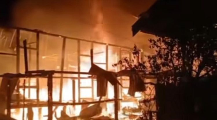 Bangunan di kawasan Bagan Pete, Kota Jambi, terbakar hebat pada Kamis (20/11/2025) malam (Dok, Nahar)