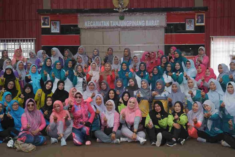 Ketua TP-PKK Kota Tanjungpinang Yuniarni Pustoko Weni bersama para kader PKK dari kecamatan dan kelurahan berfoto bersama seusai senam sehat dan lomba yel-yel dalam rangka peringatan Hari Ibu 2025 di Aula Kantor Camat Tanjungpinang Barat, Jumat (21/11/2025). (Dok. Ikram)