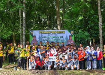 Kapolda Jambi Irjen Pol Krisno H Siregar bersama personel Polda Jambi dan pelajar berfoto bersama usai kegiatan penanaman pohon dalam rangka Hari Penanaman Pohon Sedunia 2025 di Hutan Kota Muhammad Sabki, Kota Jambi. (Dok. Nahar)