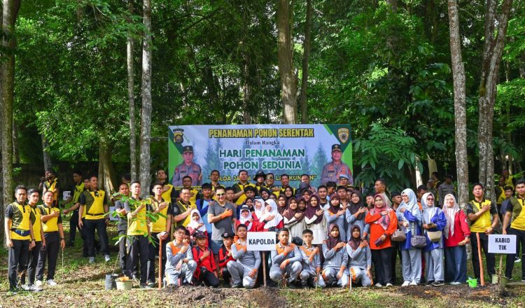 Kapolda Jambi Irjen Pol Krisno H Siregar bersama personel Polda Jambi dan pelajar berfoto bersama usai kegiatan penanaman pohon dalam rangka Hari Penanaman Pohon Sedunia 2025 di Hutan Kota Muhammad Sabki, Kota Jambi. (Dok. Nahar)