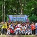 Kapolda Jambi Irjen Pol Krisno H Siregar bersama personel Polda Jambi dan pelajar berfoto bersama usai kegiatan penanaman pohon dalam rangka Hari Penanaman Pohon Sedunia 2025 di Hutan Kota Muhammad Sabki, Kota Jambi. (Dok. Nahar)