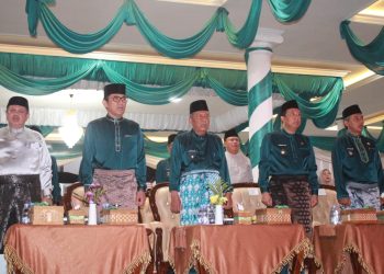 Wakil Gubernur Jambi Abdullah Sani bersama para pejabat daerah menghadiri penutupan MTQ ke-54 Provinsi Jambi di Kabupaten Muaro Jambi, Jumat (21/11/2025) malam. (Dok. Daus)