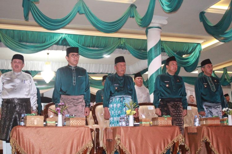 Wakil Gubernur Jambi Abdullah Sani bersama para pejabat daerah menghadiri penutupan MTQ ke-54 Provinsi Jambi di Kabupaten Muaro Jambi, Jumat (21/11/2025) malam. (Dok. Daus)
