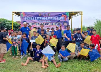 Anak-anak dan remaja Kampung Pulau Pandan mengikuti Lomba Layang-layang Ceria yang digelar Ditpolairud Polda Jambi dalam rangka menyambut HUT ke-75 Polairud, Jumat (22/11/2025). (Dok. Nahar)