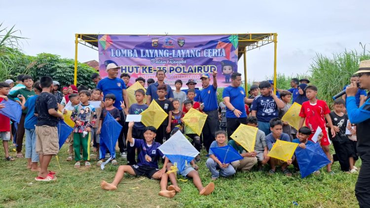 Anak-anak dan remaja Kampung Pulau Pandan mengikuti Lomba Layang-layang Ceria yang digelar Ditpolairud Polda Jambi dalam rangka menyambut HUT ke-75 Polairud, Jumat (22/11/2025). (Dok. Nahar)