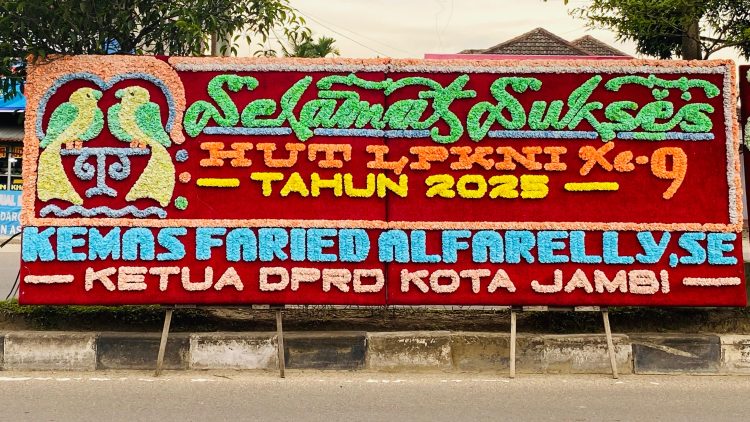 Karangan bunga ucapan “Selamat Sukses HUT LPKNI ke-9 Tahun 2025” dari Ketua DPRD Kota Jambi, Kemas Faried Alfarelly, sebagai bentuk dukungan atas peringatan HUT LPKNI. (Dok.Daus)