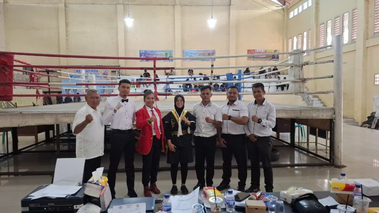 Para wasit, ofisial, dan panitia Kejurprov Muaythai Jambi 2025 berfoto bersama di depan ring pertandingan di Kota Baru, Jambi, setelah rangkaian laga selesai, Sabtu (22/11/2025). (Dok. Stepanus)
