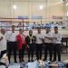 Para wasit, ofisial, dan panitia Kejurprov Muaythai Jambi 2025 berfoto bersama di depan ring pertandingan di Kota Baru, Jambi, setelah rangkaian laga selesai, Sabtu (22/11/2025). (Dok. Stepanus)