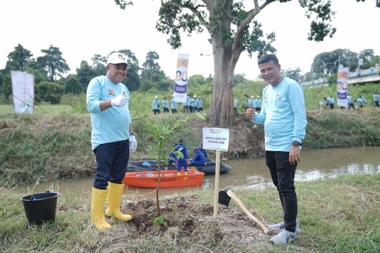 Kepala Dinas PUPR Provinsi Jambi Muzakir bersama jajaran melakukan penanaman pohon di bantaran Sungai Asam, Pasar Jambi, dalam rangka peringatan Hari Bakti Kementerian Pekerjaan Umum ke-80, Jumat (21/11/2025). (Dok. Humas)