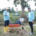 Kepala Dinas PUPR Provinsi Jambi Muzakir bersama jajaran melakukan penanaman pohon di bantaran Sungai Asam, Pasar Jambi, dalam rangka peringatan Hari Bakti Kementerian Pekerjaan Umum ke-80, Jumat (21/11/2025). (Dok. Humas)