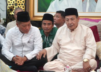 Danrem 042/Gapu Brigjen TNI Heri Purwanto (kiri) berbincang dengan Maulana Al Habib Muhammad Luthfi bin Yahya (kanan) saat menghadiri Tabligh Akbar dan peresmian Pondok Pesantren Sholeh Al Mubarok di Desa Gemuruh, Kecamatan Tungkal Ulu, Kabupaten Tanjung Jabung Barat, Minggu (22/11/2025). (Dok. Penrem 042/Gapu)