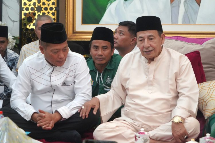 Danrem 042/Gapu Brigjen TNI Heri Purwanto (kiri) berbincang dengan Maulana Al Habib Muhammad Luthfi bin Yahya (kanan) saat menghadiri Tabligh Akbar dan peresmian Pondok Pesantren Sholeh Al Mubarok di Desa Gemuruh, Kecamatan Tungkal Ulu, Kabupaten Tanjung Jabung Barat, Minggu (22/11/2025). (Dok. Penrem 042/Gapu)