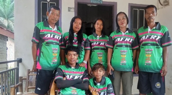Anggota Adenan Racing Team dari komunitas Suku Anak Dalam (SAD) Bukit Suban berpose menjelang keikutsertaan perdana mereka di Final Grasstrack Piala Bupati Tanjung Jabung Timur 2025 (Dok,. Daus)