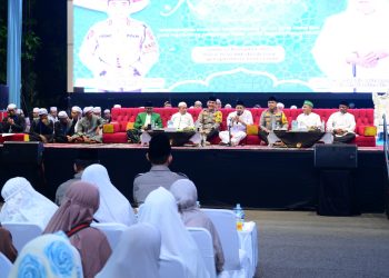 Kapolda Jambi Irjen Pol. Krisno Halomoan Siregar bersama Maulana Al Habib Muhammad Luthfi bin Yahya dan jajaran Forkopimda Provinsi Jambi menghadiri Silaturahmi Kebangsaan di Lapangan Hitam Polda Jambi, Sabtu (22/11/2025). (Dok, Nahar)