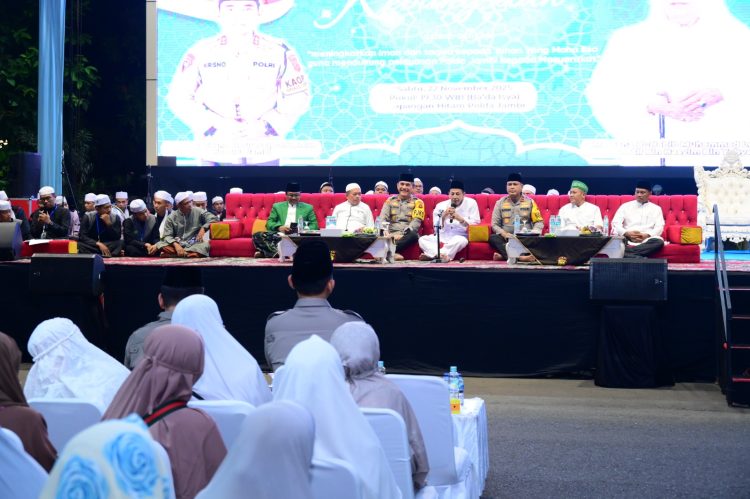Kapolda Jambi Irjen Pol. Krisno Halomoan Siregar bersama Maulana Al Habib Muhammad Luthfi bin Yahya dan jajaran Forkopimda Provinsi Jambi menghadiri Silaturahmi Kebangsaan di Lapangan Hitam Polda Jambi, Sabtu (22/11/2025). (Dok, Nahar)