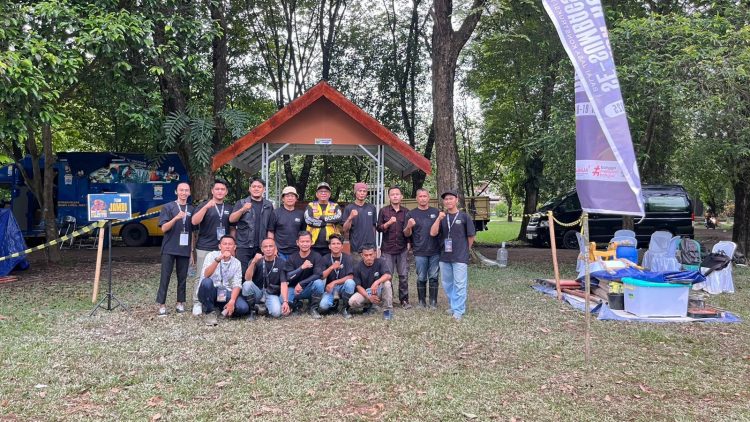 Kontingen Jambi berfoto bersama usai mengikuti Kompetisi Tenaga Kerja Konstruksi (KTKK) Sumbagsel 2025 di Palembang, yang sukses membawa pulang dua prestasi melalui kategori Rumah Mini dan Building Information Modeling (BIM). (Dok. Stepanus)