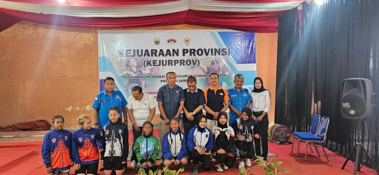 Para atlet putri dan jajaran pengurus PABBSI Jambi berfoto bersama usai pembukaan Kejuaraan Provinsi Angkat Besi 2025 di Gedung PABBSI Kota Baru, Jambi. (Dok. Daus)