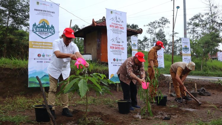 Perwakilan Yayasan AHM, UGM, dan Pemerintah Desa Balerante melakukan penanaman pohon sebagai simbol dimulainya Program KKN Tematik Satu Hati untuk pengembangan ekowisata Kalitalang, Klaten. (Dok. Sinsen)